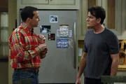 Weil Charlie (Charlie Sheen, r.) Chelsea nicht von der Herzlosigkeit seiner Mutter &uuml;berzeugen kann, versucht er, Alan (Jon Cryer, l.) und Jake daf&uuml;r anzuwerben, doch das ist bereits zu sp&auml;t ...