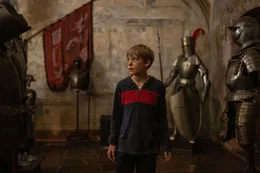Max (Lucas Herzog) fragt sich, ob es auf der Burg spukt.