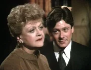 Jessica Fletcher (Angela Lansbury) besucht gemeinsam mit Ernest Fielding (Kristoffer Tabori) die Trauerfeier ihrer verstorbenen Cousine Emma McGinn.