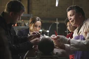 Die unglaublichen Vorf&auml;lle nehmen kein Ende. Walter (John Noble, r.), Peter (Joshua Jackson, l.), Astrid (Jasika Nicole, 2.v.r.) und Agent Amy Jessup (Meghan Markle, 2.v.l.) versuchen den neusten Fall zu kl&auml;ren ...
