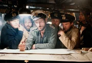Die Crew der U-96 (von links nach rechts): Kriegsberichterstatter Werner (Herbert Gr&ouml;nemeyer), der Chefingenieur (Klaus Wennemann), Kapit&auml;n Hellriegel (J&uuml;rgen Prochnow),  und Nummer Zwo (Martin Semmelrogge).