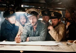 Die Crew der U-96 (von links nach rechts): Kriegsberichterstatter Werner (Herbert Gr&ouml;nemeyer), der Chefingenieur (Klaus Wennemann), Kapit&auml;n Hellriegel (J&uuml;rgen Prochnow),  und Nummer Zwo (Martin Semmelrogge).
