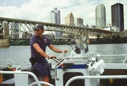 Wildert in fremden Gew&auml;sser: Wasserschutzpolizist Tom Hardy (Bruce Willis) ...