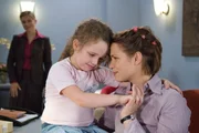 Dank Direktorin Sürth (Susanne Schäfer) darf Nicole (Sandra S. Leonhard) endlich ihre Tochter Klara (Gina Louisa Naumann) wiedersehen - wenn auch nur heimlich...