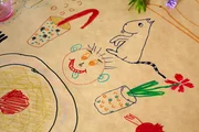 Selbstgebasteltes Tischtuch aus Packpapier. Selbstgebasteltes Tischtuch aus Packpapier.
