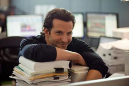Durch die Droge wurde seine Intelligenz, Konzentrations- und Wahrnehmungsf&auml;higkeit gesteigert. Was f&uuml;hrt Eddie Morra (Bradley Cooper) nun im Schilde?