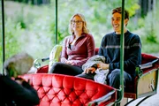 Kandidatin Elli und Single Pablo werden durch die Ramsau kutschiert. Kandidatin Elli und Single Pablo werden durch die Ramsau kutschiert.
