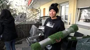 Taddel hat sich Rasenteppich besorgt, um ihren Außenbereich zu verschönern