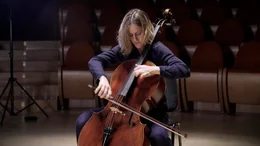 Nach einer ersten Ann&auml;herung spielt Sol Gabetta auf dem Violoncello Lise Cristianis.