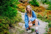Sängerin Donna freut sich darauf, ihr Date mit einem selbstgeschriebenen Song zu überraschen. Sängerin Donna freut sich darauf, ihr Date mit einem selbstgeschriebenen Song zu überraschen.
