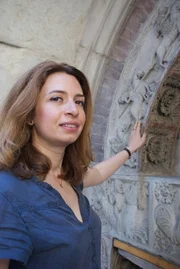 Modena, Italien - Raluca Radulescu (Main Contributor) Modena Cathedral - Raluca betrachtet die Schnitzereien des Nordportals "Port della Perscheria", die Artus darstellen, und erf&auml;hrt mehr &uuml;ber sie.