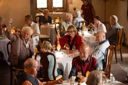 Tisch 7 mit Vera (Uschi Glas) ), Horst (Thomas Thieme) und Kilian (G&uuml;nther Maria Halmer) ist der beste Tisch im Seniorenheim.