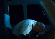 REENACTMENT - Kapit&auml;n Shah (gespielt von Von Flores) beugt sich &uuml;ber die Cockpitkontrollen, nachdem Malaysia Airlines Flug 370 den Luftdruck verloren hat, in einem von mehreren Szenarien, die von den Ermittlern in Betracht gezogen werden, um das mysteri&ouml;se Verschwinden der Boeing 777 am 8. M&auml;rz 2014 zu erkl&auml;ren