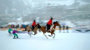 Luisa ist 11 Jahre alt, lebt im Saarland und ist durch und durch Sportlerin. Sie ist Turnerin im Landeskader, fährt Ski und lebt auf einem Pferdehof. Ihr Papa war früher Jockey und Teilnehmer am Schneerennen in St. Moritz. Als die Familie vom Skijöring-Kinderrennen erfahren hat, war Luisa sofort begeistert. Doch wie bereitet sie sich auf ein Rennen vor? - Luisa beim Skijöring-Rennen in St. Moritz.