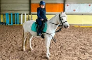 Luisa ist 11 Jahre alt, lebt im Saarland und ist durch und durch Sportlerin. Sie ist Turnerin im Landeskader, fährt Ski und lebt auf einem Pferdehof. Ihr Papa war früher Jockey und Teilnehmer am Schneerennen in St. Moritz. Als die Familie vom Skijöring-Kinderrennen erfahren hat, war Luisa sofort begeistert. Doch wie bereitet sie sich auf ein Rennen vor? - Luisa in der Reitschule mit Pony.