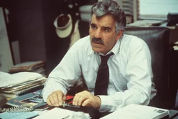 Wei&szlig; Nick Detillo (Dennis Farina) mehr als er zugibt?