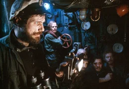 Bei 280 Meter Tiefe ist das Boot auf Grund gesto&szlig;en. Ungl&auml;ubig starrt der Kommandant (J&uuml;rgen Prochnow, li.) auf den Tiefenmanometer: "Dass das Boot das mitmacht!"
