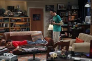 W&auml;hrend Leonard (Johnny Galecki, r.) schockiert feststellt, dass er der Einzige ohne Freundin ist, versucht Sheldon (Jim Parsons, l.), Amy loszuwerden ...