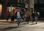 Nachdem Sheldon keine Karten mehr f&uuml;r die neue Version des Indiana Jones-Films "J&auml;ger des verlorenen Schatzes" bekommen hat, klaut er die Filmrolle. Und schon ist eine aufgebrachte Meute, darunter auch Wil Wheaton, hinter ihm und seinen Freunden her ...