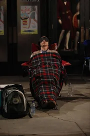 Um Karten f&uuml;r die neue Version des Indiana Jones-Films "J&auml;ger des verlorenen Schatzes" zu bekommen, l&auml;sst sich Sheldon (Jim Parsons) so einiges einfallen ...