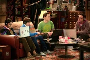 Bei einem Online-Spiel wird Sheldons (Jim Parsons, 2.v.r.) Zugang gehackt und er wird beraubt. Leonard (Johnny Galecki, r.), Howard (Simon Helberg, 2.v.l.) und Rajesh (Kunal Nayyar, l.) machen sich gemeinsam mit Sheldon auf die Suche nach dem dreisten Online-Dieb ...