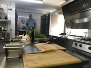 Nachdem die 55-jährige Andrea Cambiolo mit ihrem Restaurant "Culo del Mondo" (Übersetzung: Arsch der Welt) pleitegeht, übernimmt kurzerhand ihre unerfahrene Schwester Silvana (l.) das Ruder. Katastrophales Kalkulationswissen und die zur Lokalität vollkommen unpassende Speisekarte gilt es unter anderem für Frank Rosin (r.) in Angriff zu nehmen ... Nachdem die 55-jährige Andrea Cambiolo mit ihrem Restaurant "Culo del Mondo" (Übersetzung: Arsch der Welt) pleitegeht, übernimmt kurzerhand ihre unerfahrene Schwester Silvana (l.) das Ruder. Katastrophales Kalkulationswissen und die zur Lokalität vollkommen unpassende Speisekarte gilt es unter anderem für Frank Rosin (r.) in Angriff zu nehmen ...