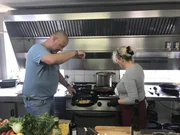 Nachdem die 55-jährige Andrea Cambiolo mit ihrem Restaurant "Culo del Mondo" pleitegeht, übernimmt kurzerhand ihre unerfahrene Schwester Silvana (r.) das Ruder. Doch diese versteckt sich in der Küche und scheut die Verantwortung. Das Ergebnis: Die nächste Insolvenz steht kurz bevor! Kann Frank Rosin (l.) das noch verhindern? Nachdem die 55-jährige Andrea Cambiolo mit ihrem Restaurant "Culo del Mondo" pleitegeht, übernimmt kurzerhand ihre unerfahrene Schwester Silvana (r.) das Ruder. Doch diese versteckt sich in der Küche und scheut die Verantwortung. Das Ergebnis: Die nächste Insolvenz steht kurz bevor! Kann Frank Rosin (l.) das noch verhindern?