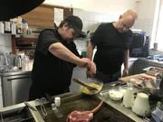 Starkoch Frank Rosin (r.) muss in Koch Stefan Wolbeck (l.) schnellstmöglich die Lebensgeister wecken, sonst droht dem "Kastanienhof" in Kitzingen das Ende. Starkoch Frank Rosin (r.) muss in Koch Stefan Wolbeck (l.) schnellstmöglich die Lebensgeister wecken, sonst droht dem "Kastanienhof" in Kitzingen das Ende.