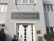 Während Susanne Wolbeck im Kitzingener "Kastanienhof" über jeder unbezahlten Rechnung schwitzt, steht der 36-jährige Koch Stefan (l.) in seiner Küche und überlässt die Verantwortung seiner Frau. Für Sternekoch Frank Rosin ist die Sachlage klar: Susanne ist vollkommen überfordert und Stefan steckt in seinem Alltagstrott fest. Während Susanne Wolbeck im Kitzingener "Kastanienhof" über jeder unbezahlten Rechnung schwitzt, steht der 36-jährige Koch Stefan (l.) in seiner Küche und überlässt die Verantwortung seiner Frau. Für Sternekoch Frank Rosin ist die Sachlage klar: Susanne ist vollkommen überfordert und Stefan steckt in seinem Alltagstrott fest.