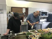 Festgefahren im Alltagstrott: Sternekoch Frank Rosin (r.) muss Koch Stefan Wolbeck (l.) im "Kastanienhof" aufwecken und mit neuen Ideen und Tipps aus seinem Trott herausholen. Wird ihm das gelingen? Festgefahren im Alltagstrott: Sternekoch Frank Rosin (r.) muss Koch Stefan Wolbeck (l.) im "Kastanienhof" aufwecken und mit neuen Ideen und Tipps aus seinem Trott herausholen. Wird ihm das gelingen?