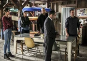 (v.l.n.r.) Kensi Blye (Daniela Ruah); Nicole DeChamps (Marsha Thomason); Sam Hanna (LL Cool J); John Rogers (Peter Jacobson); G. Callen (Chris O'Donnell) (v.l.n.r.) Kensi Blye (Daniela Ruah); Nicole DeChamps (Marsha Thomason); Sam Hanna (LL Cool J); John Rogers (Peter Jacobson); G. Callen (Chris O'Donnell)