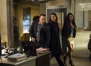 Danny (Donnie Wahlberg, l.) steckt mitten in den Ermittlungen in einem Mordfall, als Erin (Bridget Moynahan, M.) erfährt, dass ihre Tochter verhaftet wurde ... Danny (Donnie Wahlberg, l.) steckt mitten in den Ermittlungen in einem Mordfall, als Erin (Bridget Moynahan, M.) erfährt, dass ihre Tochter verhaftet wurde ...