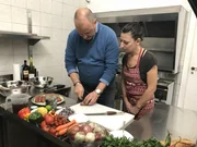 Packt in "Mel's Taverne" in Moers richtig mit an: Sternekoch Frank Rosin (l.) ... Packt in "Mel's Taverne" in Moers richtig mit an: Sternekoch Frank Rosin (l.) ...