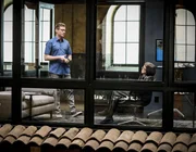 Eric Beale (Barrett Foa, l.); Henrietta Lange (Linda Hunt, r.)
