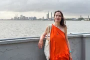Kulturplatz — Swiss Success Stories: Die Aarauer Architektin in der Megacity | Folge 1 — Fabienne Hoelzel mit Skyline im Hintergrund
