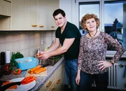 SRF bi de Lüt – Männerküche, Folge 3. Renato Hauser und seine Mutter Marianne Hauser. SRF bi de Lüt – Männerküche, Folge 3. Renato Hauser und seine Mutter Marianne Hauser.