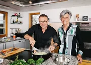 SRF bi de Lüt – Männerküche, Folge 5. Hubert Schubiger mit seiner Mutter Diana Schubiger. SRF bi de Lüt – Männerküche, Folge 5. Hubert Schubiger mit seiner Mutter Diana Schubiger.