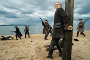 Outlander, Staffel 6, Folge 8. Hunter Bishop als Amon Oakes, Sam Heughan als Jamie Fraser Outlander, Staffel 6, Folge 8. Hunter Bishop als Amon Oakes, Sam Heughan als Jamie Fraser