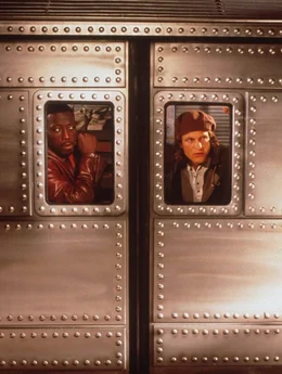 John (Wesley Snipes, l.) und Charlie (Woody Harrelson, r.) rasen mit dem f&uuml;hrerlosen Geldzug durch die Tunnels der New Yorker U-Bahn ...