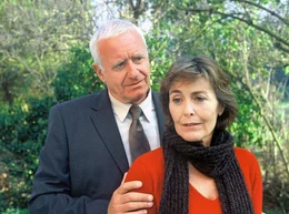 Nach Jahrzehnten sehen Vera (Thekla Carola Wied) und ihr Ex-Geliebter Werner (Peter Bongartz) sich das erste Mal wieder.