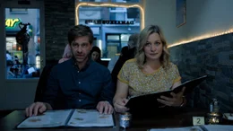 Bens Eltern Sven (Andreas Nickl) und Nane (Anna K&ouml;nig) im syrischen Restaurant