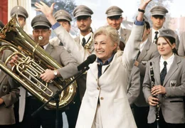 Mit der Organisation eines internationalen Festivals der Volksmusik gelingt der umstrittenen B&uuml;rgermeisterin Dorothee Auer (Nicole Heesters, Mitte) endlich der Durchbruch.