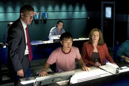 F&uuml;r den Secret Service Agenten Thomas Barnes (Dennis Quaid, l.) wird ein Alptraum wahr: Erneut wurde ein Attentat auf den US-Pr&auml;sidenten w&auml;hrend einer &ouml;ffentlichen Rede ver&uuml;bt. Beim Anschauen des Filmmaterials im &Uuml;-Wagen der Fernsehproduzentin Rex (Sigourney Weaver, r.) wird Barnes klar, dass die T&auml;ter noch einiges in petto haben ...