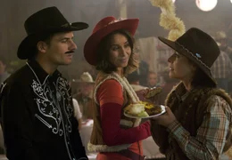 Auf einer Western-Party ger&auml;t Katharina (Jule Ronstedt, rechts) mit der biestigen Catering-K&ouml;nigin Sophie Linzer (Katharina M&uuml;ller-Elmau) aneinander.