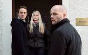 Vitus plant mit seiner Gruppe eine Veranstaltung im Gemeindesaal. Von links: Vitus (Gabriel Raab), Yvonne Preissinger (Alexa Eilers) und Dirk (Jan Felski). Vitus plant mit seiner Gruppe eine Veranstaltung im Gemeindesaal. Von links: Vitus (Gabriel Raab), Yvonne Preissinger (Alexa Eilers) und Dirk (Jan Felski).
