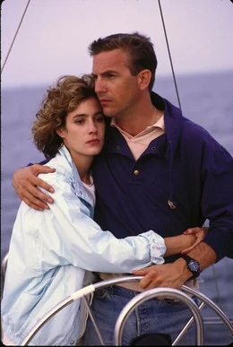 L-R: Susan Atwell (Sean Young) und Tom Farrell (Kevin Costner)