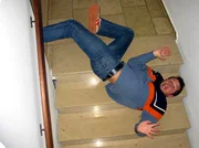 Willi Weitzel l&auml;sst sich von einem Stuntteam zeigen, wie die Action in den Film kommt. Gut gepolstert und mit der richtigen Technik st&uuml;rzt er eine Treppe hinunter.