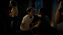 Ben (Yoran Leicher) und Tariq (Sobhi Awad) feiern mit Bens Schwester Isa und ihren Freund*innen im alten Haus eine Party.