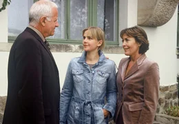 NDR Fernsehen MEINE GROSSE LIEBE, am Samstag (08.10.11) um 21:45 Uhr. Vera (Thekla Carola Wied, re.) stellt ihrer Tochter Lisa (Denise Zich) den neuen Firmenpartner Werner Hausmann (Peter Bongartz) vor.