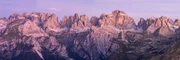 In den Brenta-Dolomiten leben Braunbären in unmittelbarer Nähe zu Menschen und gewähren seltene Einblicke in ihr Verhalten. Im Mittelpunkt steht Horst Eberhöfer, der sich vom Wilderer zum Tierfotografen wandelt und über Jahre hinweg einzigartige Aufnahmen dieser Tiere macht. Aus der Begegnung von Kameramann Marco Polo und Regisseur Markus Frings entstand ein Film, der beeindruckende Naturaufnahmen mit dem Zusammenleben von Mensch und Bär verbindet. In den Brenta-Dolomiten leben Braunbären in unmittelbarer Nähe zu Menschen und gewähren seltene Einblicke in ihr Verhalten. Im Mittelpunkt steht Horst Eberhöfer, der sich vom Wilderer zum Tierfotografen wandelt und über Jahre hinweg einzigartige Aufnahmen dieser Tiere macht. Aus der Begegnung von Kameramann Marco Polo und Regisseur Markus Frings entstand ein Film, der beeindruckende Naturaufnahmen mit dem Zusammenleben von Mensch und Bär verbindet.